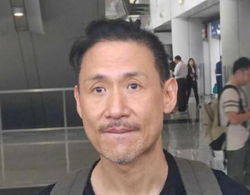 张学友近照胡子有一些白,头发也有一些发白,面容稍显憔悴,已经56岁的