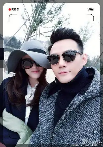 王凯与陈乔恩合影露微笑网友赞男才女貌