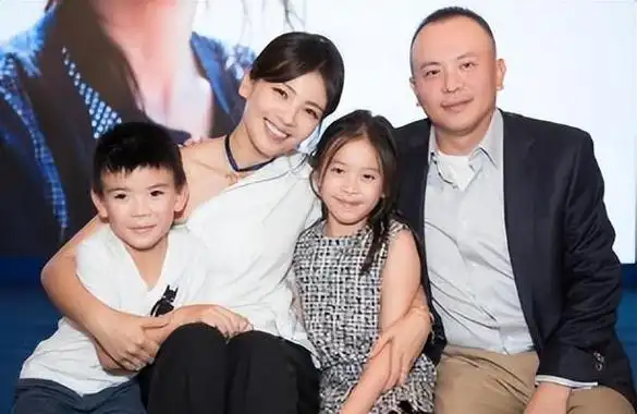 谭松韵被曝已婚,老公是景甜的富豪绯闻男友,是否退圈成焦点话题【爱哟