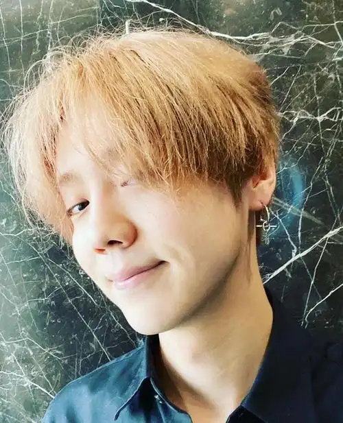 鹿晗深夜晒怼脸素颜自拍头发枯燥皮肤暗沉但颜值能打近零毛孔