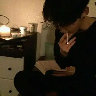 高清帅气的霸气高冷孤独男头抽烟图片