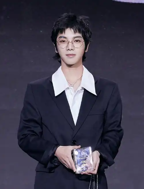 2021年110日微博之夜造型及营业汇总