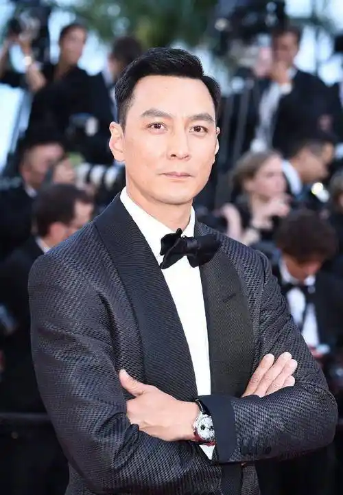 被48岁的吴彦祖帅到了:头发油而不腻,穿衣简约高级,变老也高级_气质