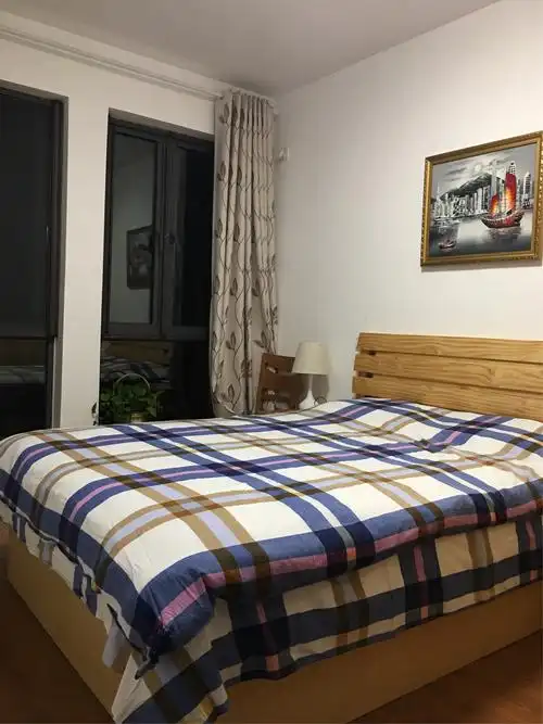 趁着小李外出,补照一张他房间的照片.