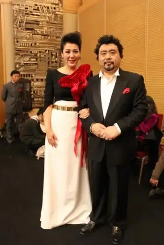 2013年1月13日,青年歌唱家王喆在北京人民大会堂宴会厅出席"百花迎春"