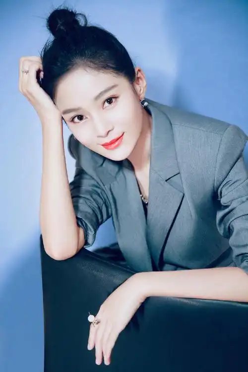 王媛可甜酷西装写真图片