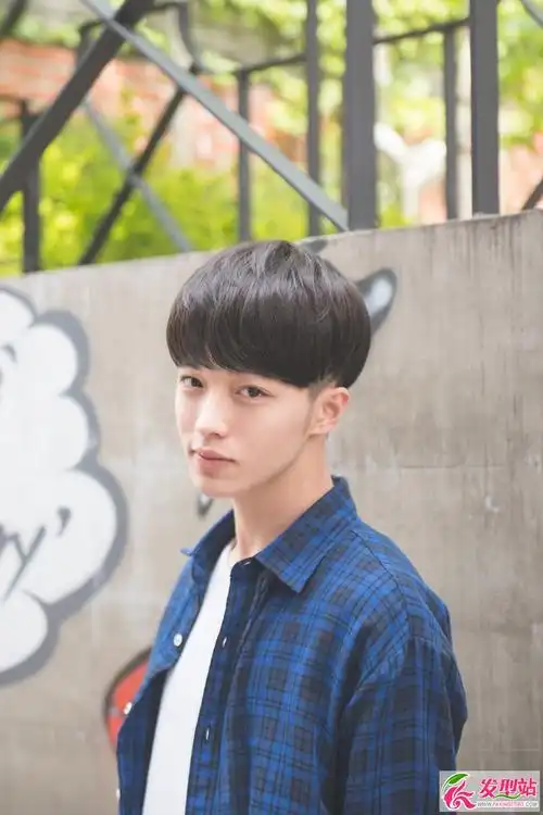 男生头发两侧内掏空锅盖头纹理烫微卷锅盖头帅爆3