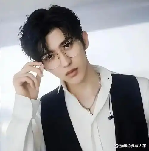 一直以来众人都对蔡徐坤的家庭背景非常好奇,有人猜他是个典型的富二