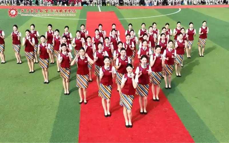 开学典礼空姐齐跳礼仪舞,这样的学校你爱了吗?