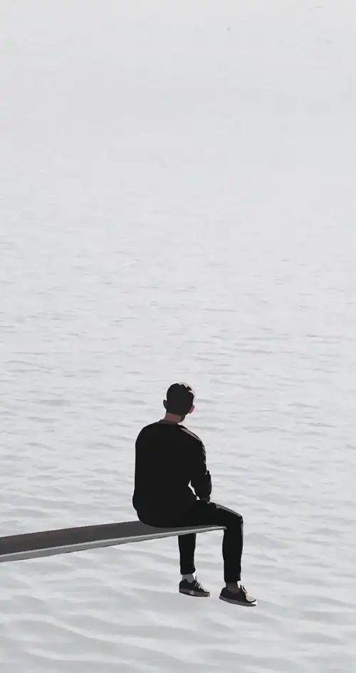 孤独的看着大海