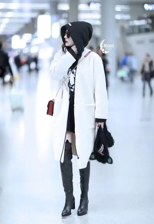 如果你也想穿的像位一尘不染的雪人,女明星照样用白色大衣,给了你们