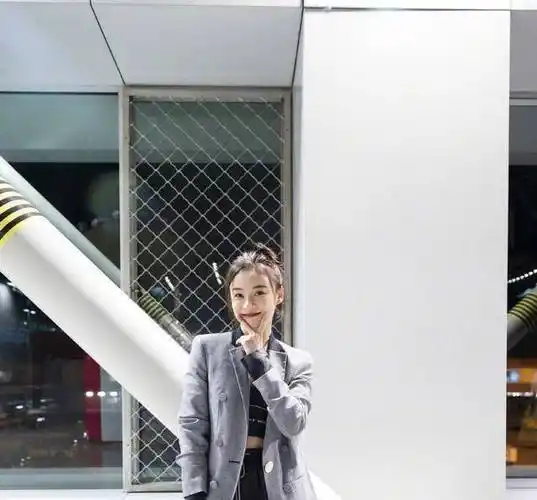 袁姗姗的露脐装穿出来的时尚感满满_露肚脐_造型_衣服