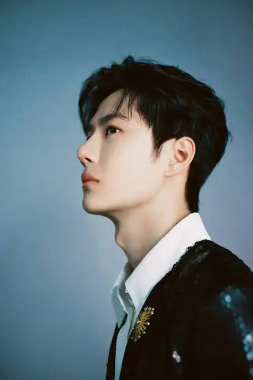 睡前欣赏一下哥哥的喉结#王一博