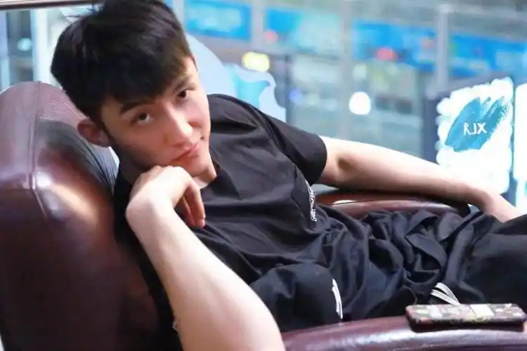 黄景瑜这样少年感炸裂的钢铁奶狗,帅到爆爆爆爆炸!