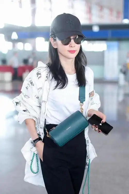 李冰冰真有47岁穿白色外套配9分裤走机场说她25岁也不过分