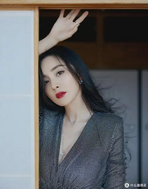 杨幂以一袭alexandrevauthier钻饰礼服勾勒曼妙身姿