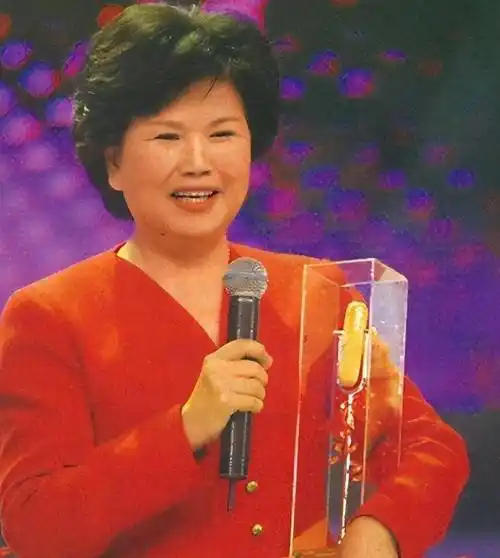 原创邢质斌近照变化太大网友我的天呐成白发苍苍的老太太了啊