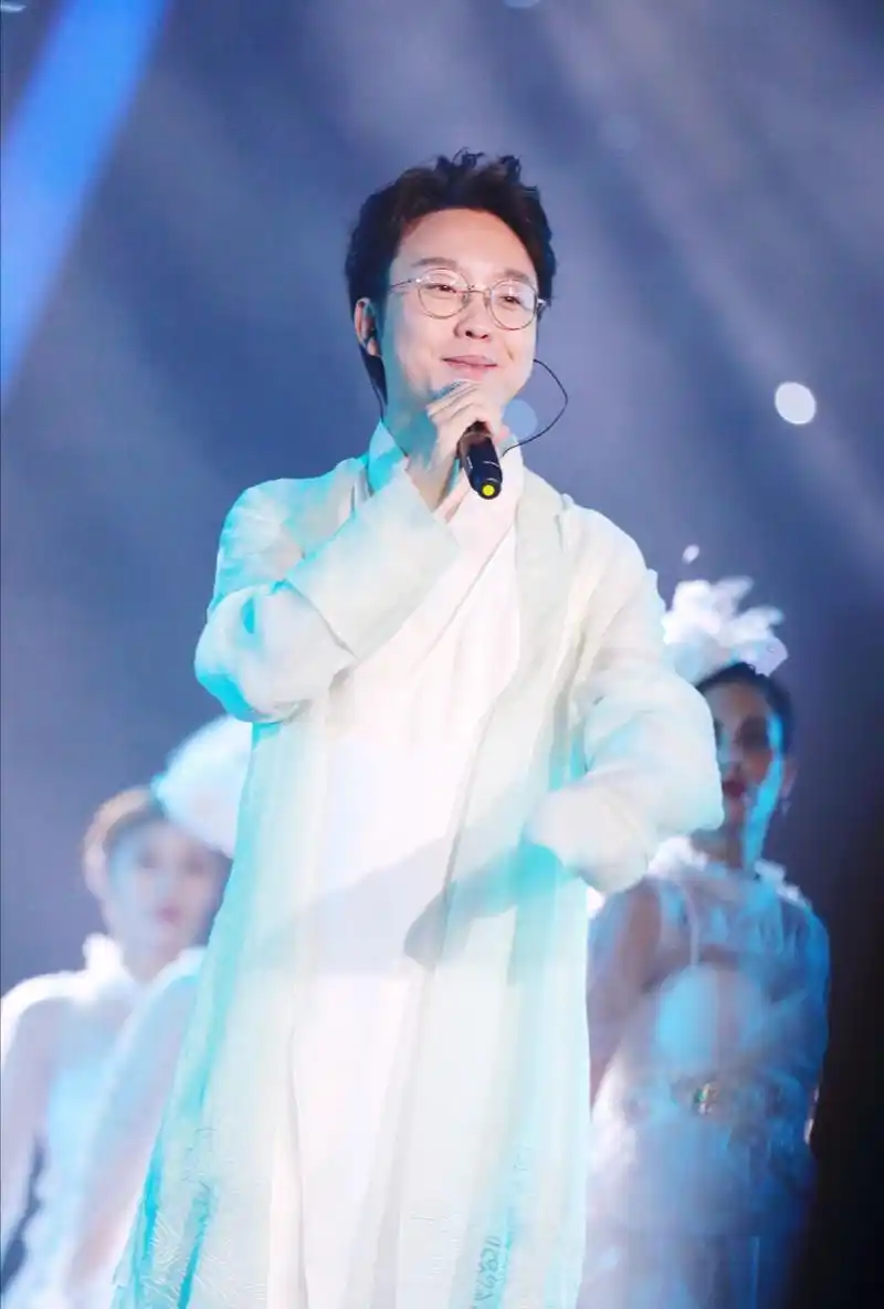 男扮女装唱女声只是舞台表现李玉刚在台下可不像台上那么娘