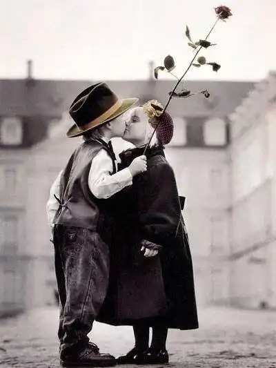 外国小女孩踮脚吻小男孩的图片