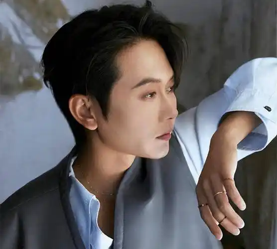 德云社孟鹤堂发文,晒九宫格写真照引热议,孟哥是越来越帅气_相声_观众