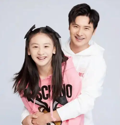 奥运冠军田亮一家四口露面,13岁森碟高挑显眼,10岁小亮仔很乖巧_弟弟