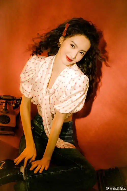 搭配大波浪羊毛卷发型更加吸睛原来金晨过年也烫头,好像小羊肖恩!