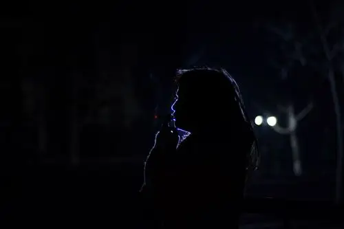 抽烟的女孩的侧脸