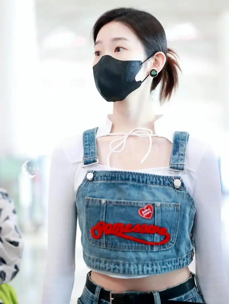 九头身小美女张艺凡机场私服,天生爱豆比例  我一直都很关注张艺凡的