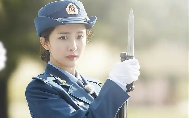 杨幂真正男子汉帅气军装照_厉害了我的大幂幂
