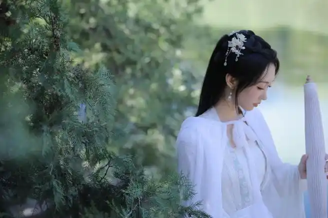 宣璐白衣古风写真#宣璐白衣古风写真,一袭白衣仙气飘飘的样子,单手拿