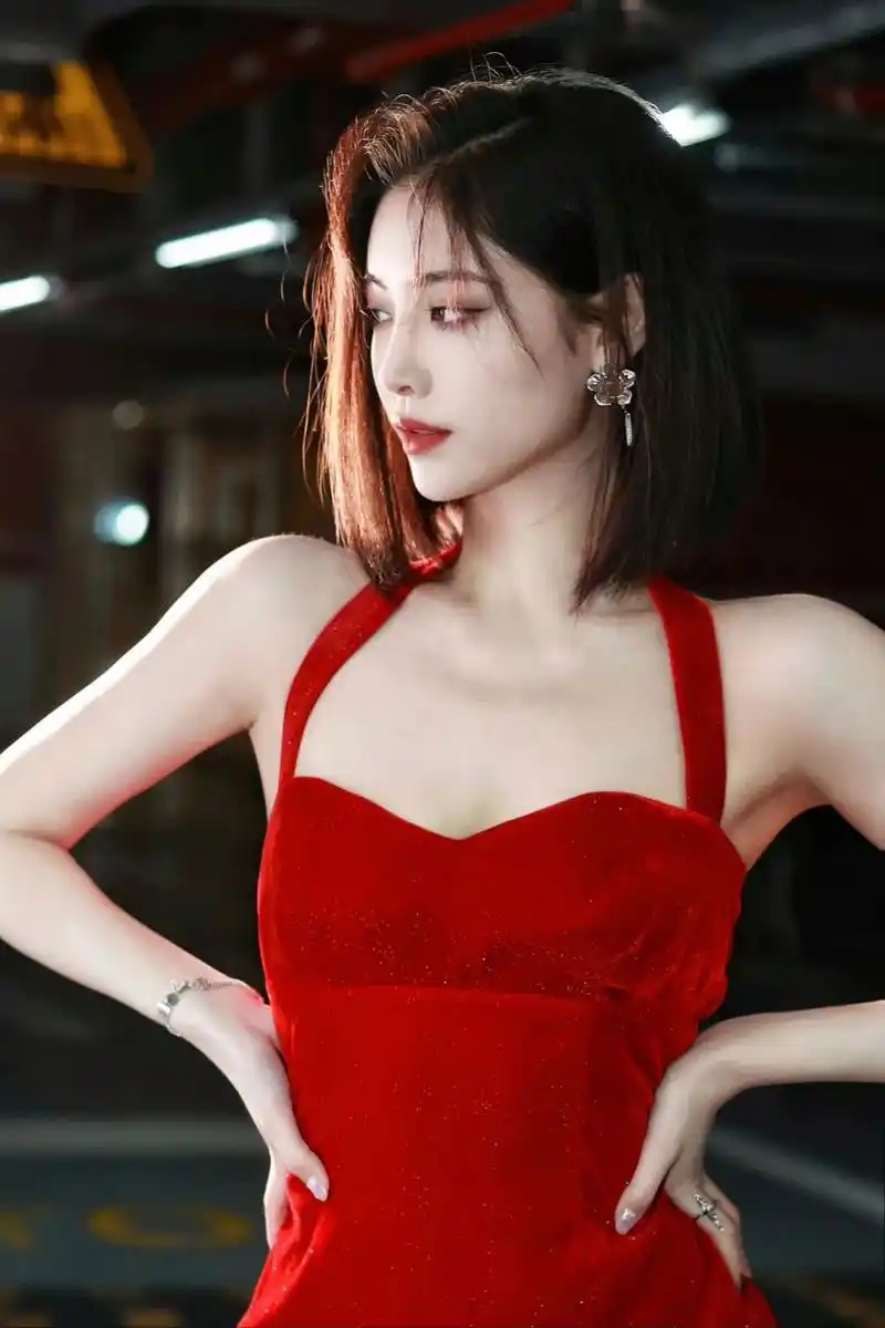 红色吊带长裙许佳琪,高跟美腿魅惑十足|||红色吊带开叉长裙 黑色高跟