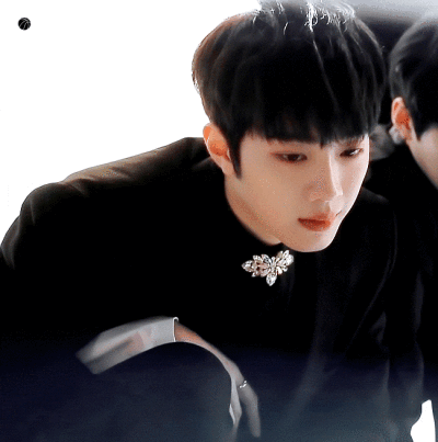 赖冠霖动图.奶罐最可爱.吧唧一口奶罐,图cr侵删