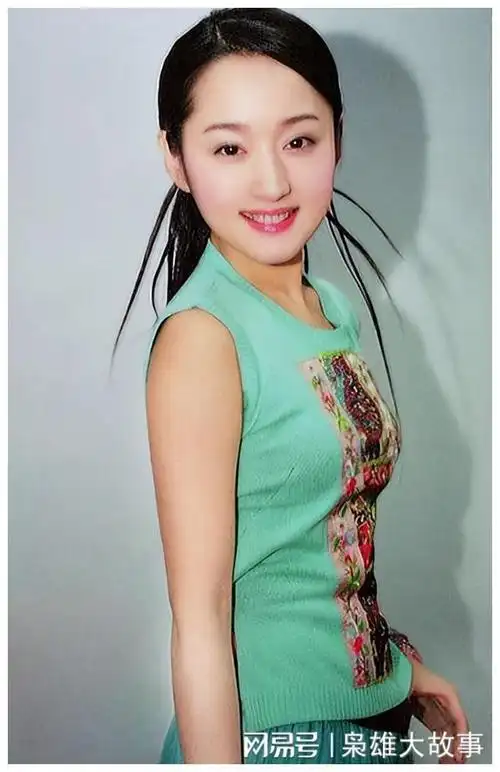 杨钰莹首登春晚美貌惊艳编播工作人员惊呆美得令人难以置信