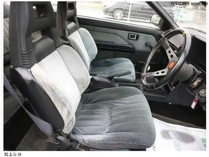 内饰极具年代特色丰田经典ae86实拍图