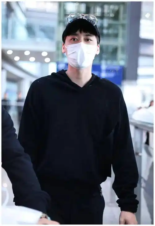 36岁李易峰日本回国,生图黑眼圈厚重反差大,眼神呆滞!