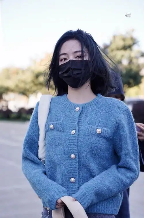 许佳琪今日蓝发饭拍图9615蓝色穿搭搭配蓝色短发 被吹起的头发好