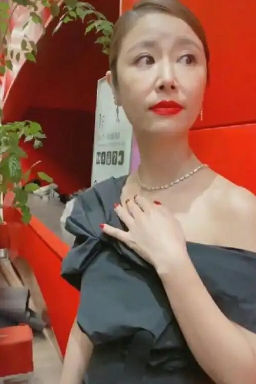 林心如脸垮成大妈了?离开美颜滤镜的加持,皮肤松弛尽显老态