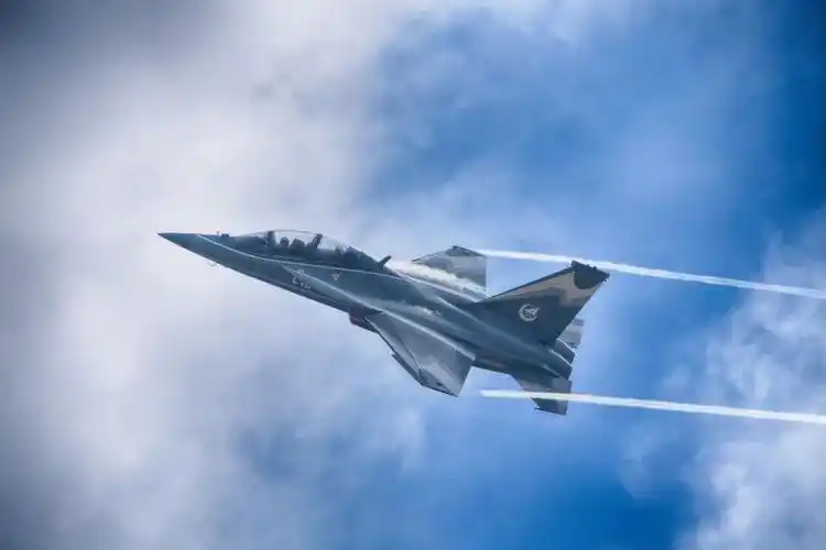 进行飞行表演"猎鹰"列阵从首飞到首次公开亮相国内外航展,从装备航空