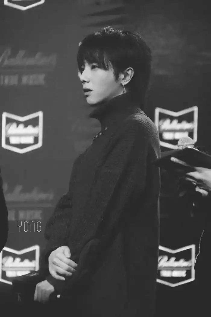 华晨宇的倾世侧颜 黑白大片更显极致诱惑