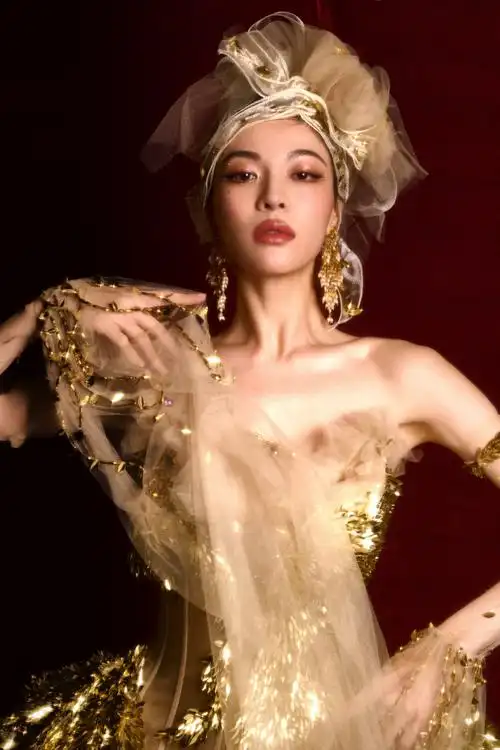 钟楚曦以一袭鎏金薄纱裙现身#大众电影2023大湾区音乐汇#,献唱粤语