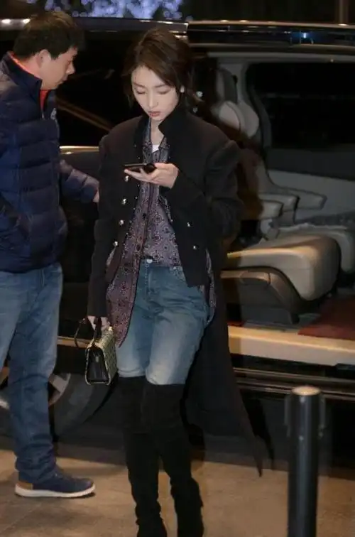 时尚洋气!周冬雨穿半截"靴裤"吸睛无数!