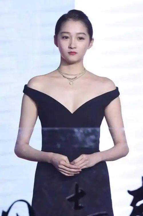 关晓彤体重不过百被称大壮,肩宽胯宽没曲线,不知道自己骨架大?