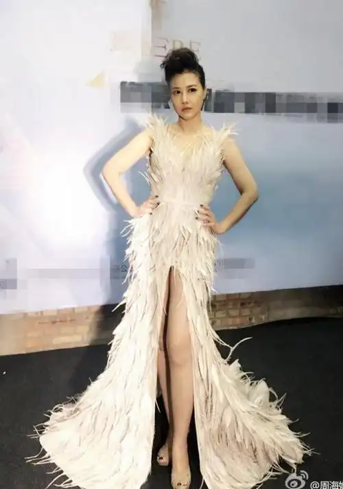 周海媚深v礼服霸气现身再现周芷若冷艳风采