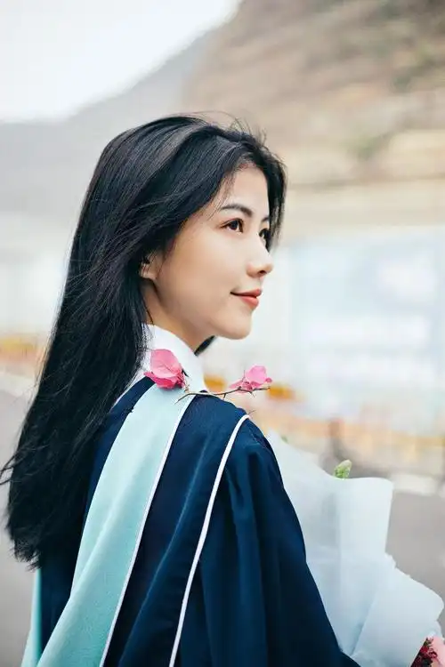 菲菲毕业照个人写真