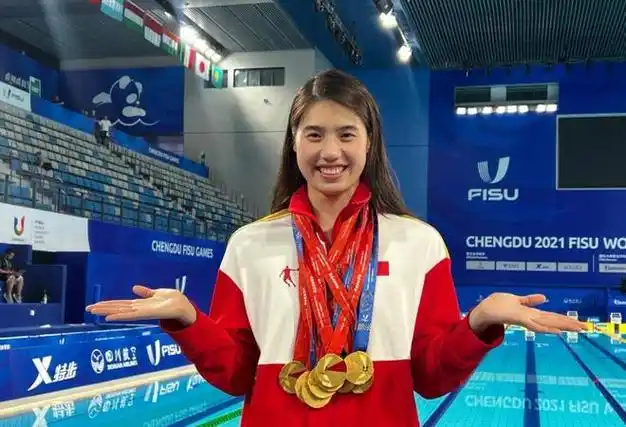 泳坛甜美女神张雨霏,4岁丧父,克服先天脊柱侧弯,6