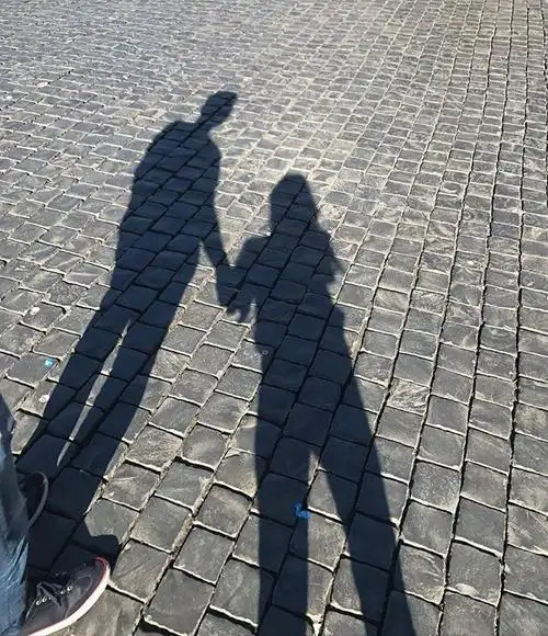 6年感情依然甜蜜郑秀妍男友晒两人牵手合照