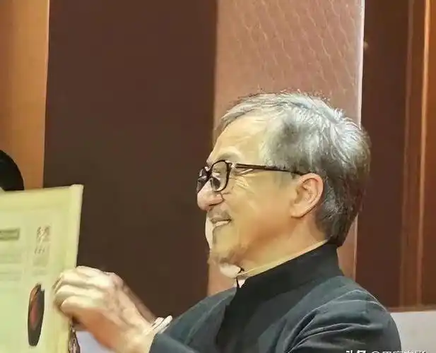 成龙老到认不出身家丰厚却自曝还债细看资产才明白他的格局