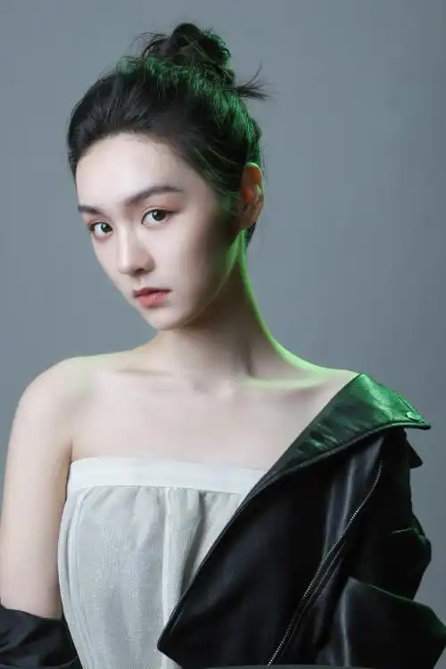 此组照片系肖像写真,网友表示:贺美琦眼神发型和表情及服装造型拿捏得