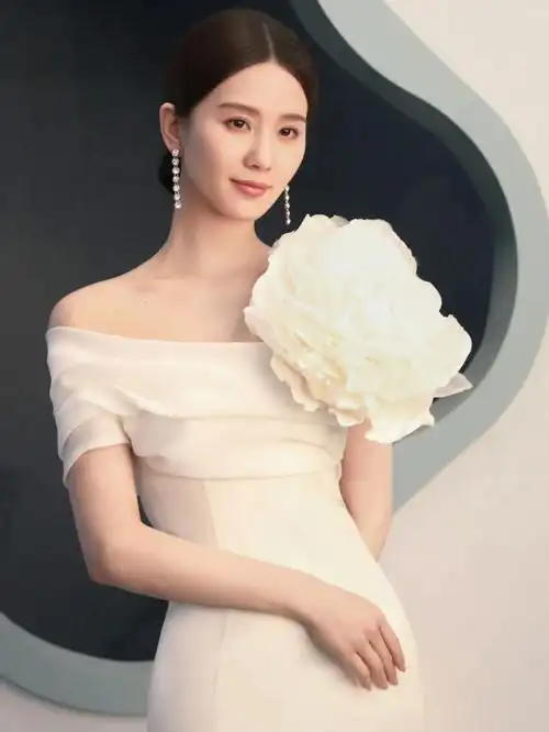 淡妆浓抹总相宜"amusée moi // 刘诗诗款式名称:【淡香】上海婚纱