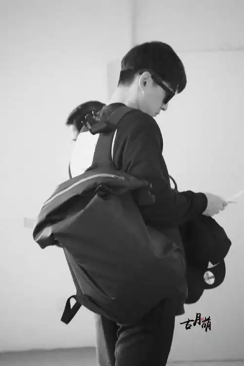 尽在举手投足之间 最美背影@胡歌